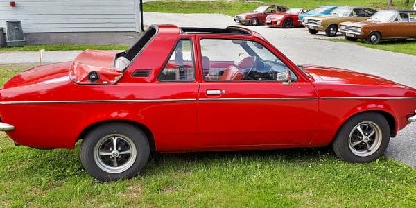 Dieses Foto zeigt den Hidden Classic Opel Kadett Aero in rot von der Seite.